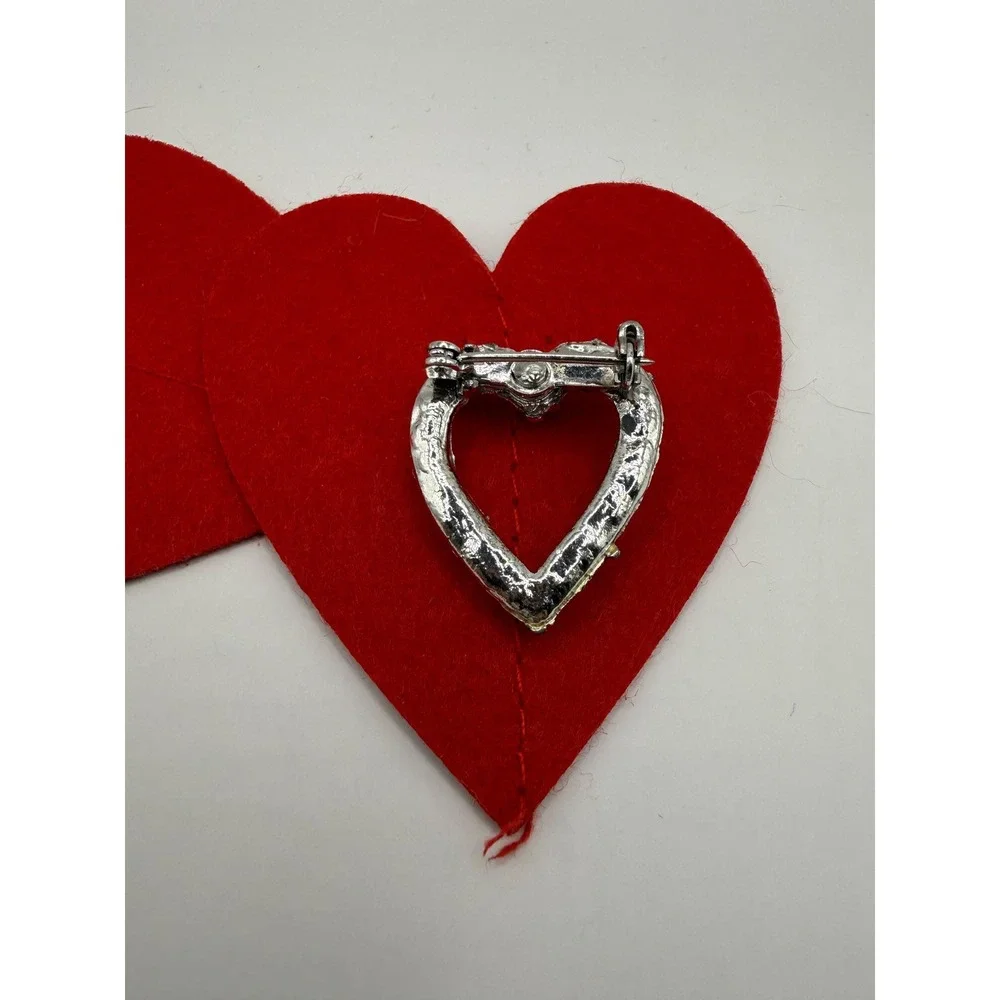 Silver tone heart with‎ stunning rhinestones